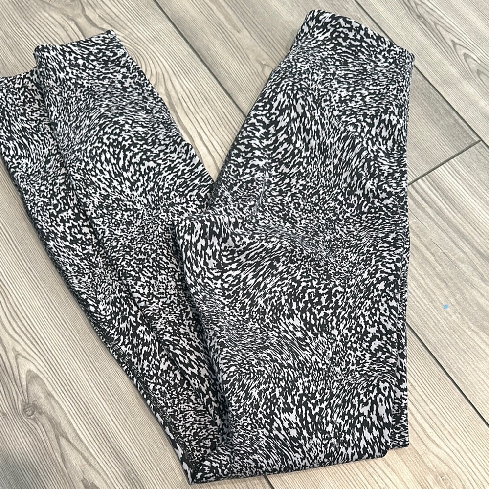 Lululemon Black and Grey patterned leggings size 2